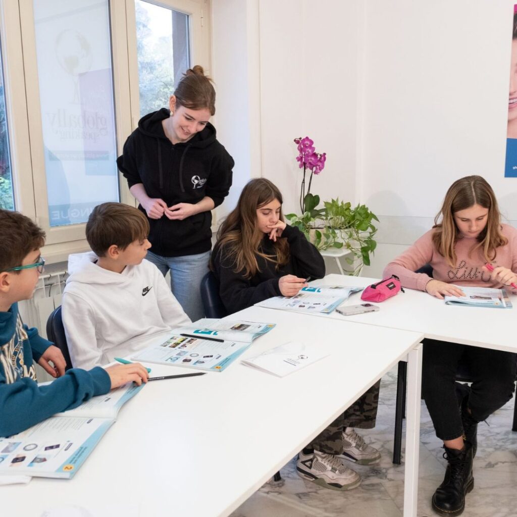 Gruppo di studenti pratica conversazione in inglese con un insegnante