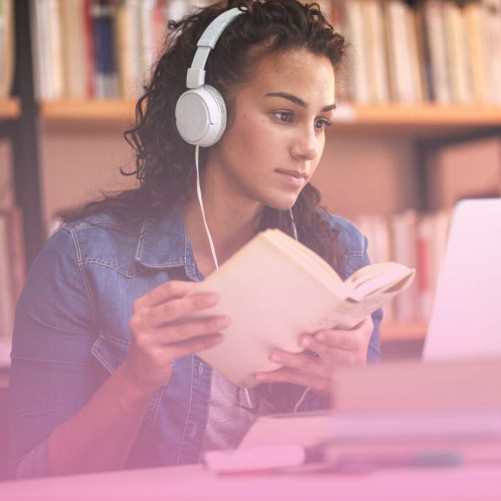 Studente adulto ascolta un podcast in inglese come pratica quotidiana
